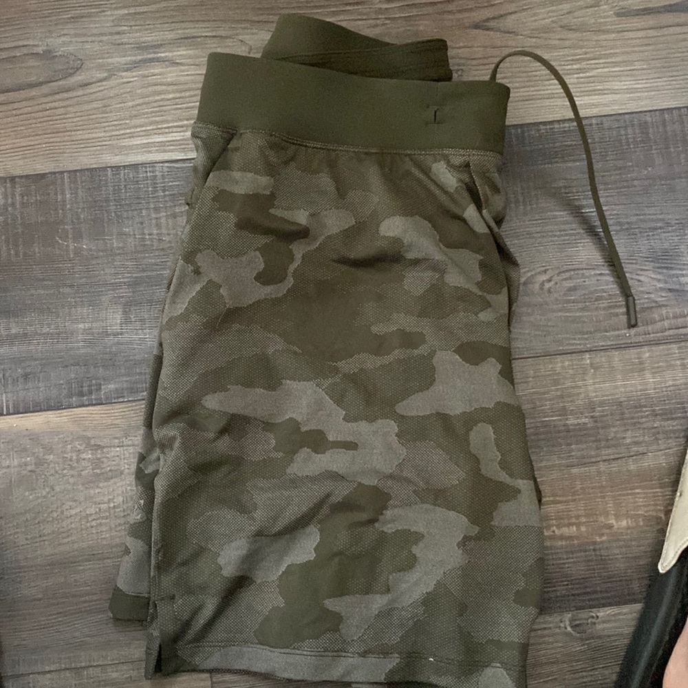 Lululemon 7 inch large shorts